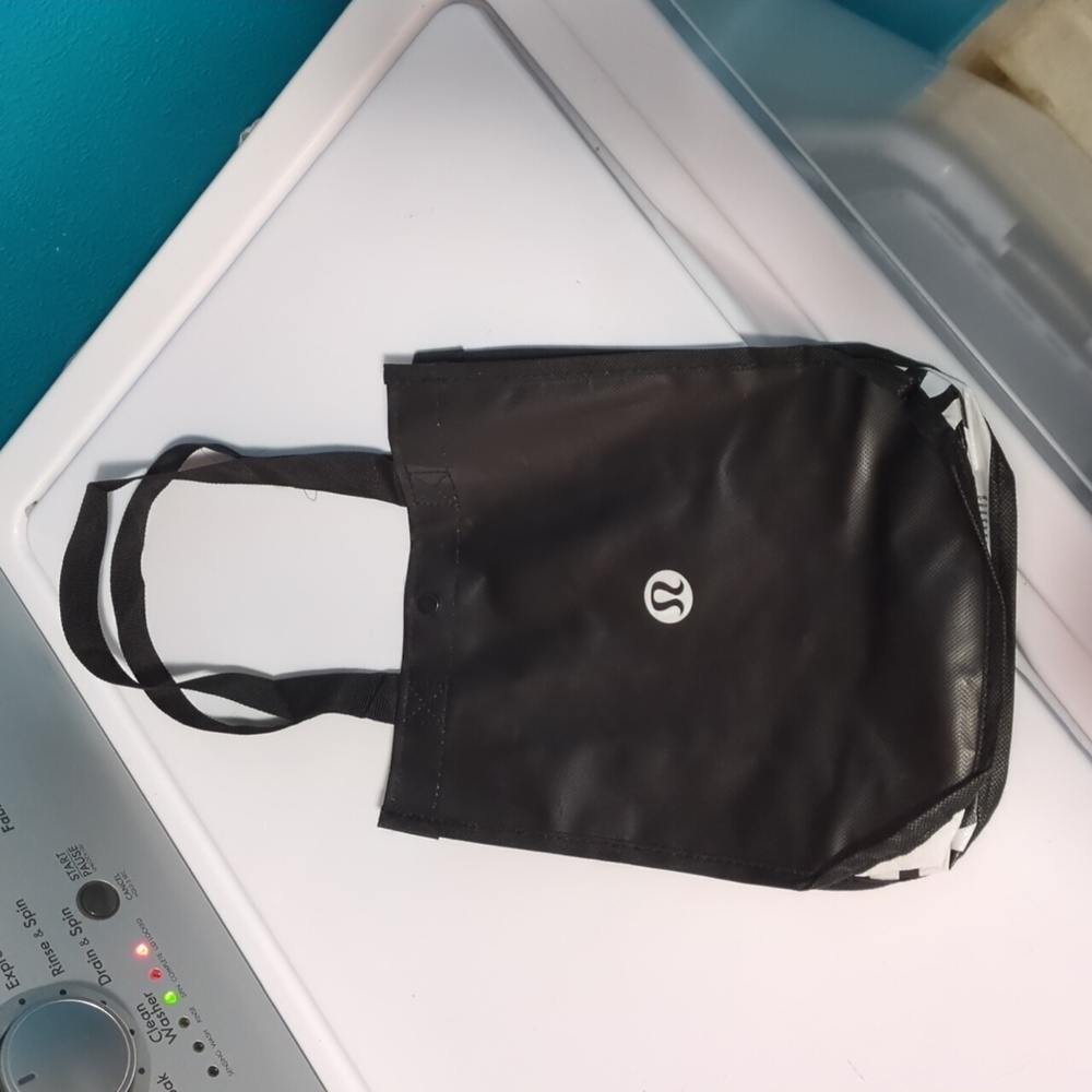 FREE WITH PURCHASE Lululemon shopping bag